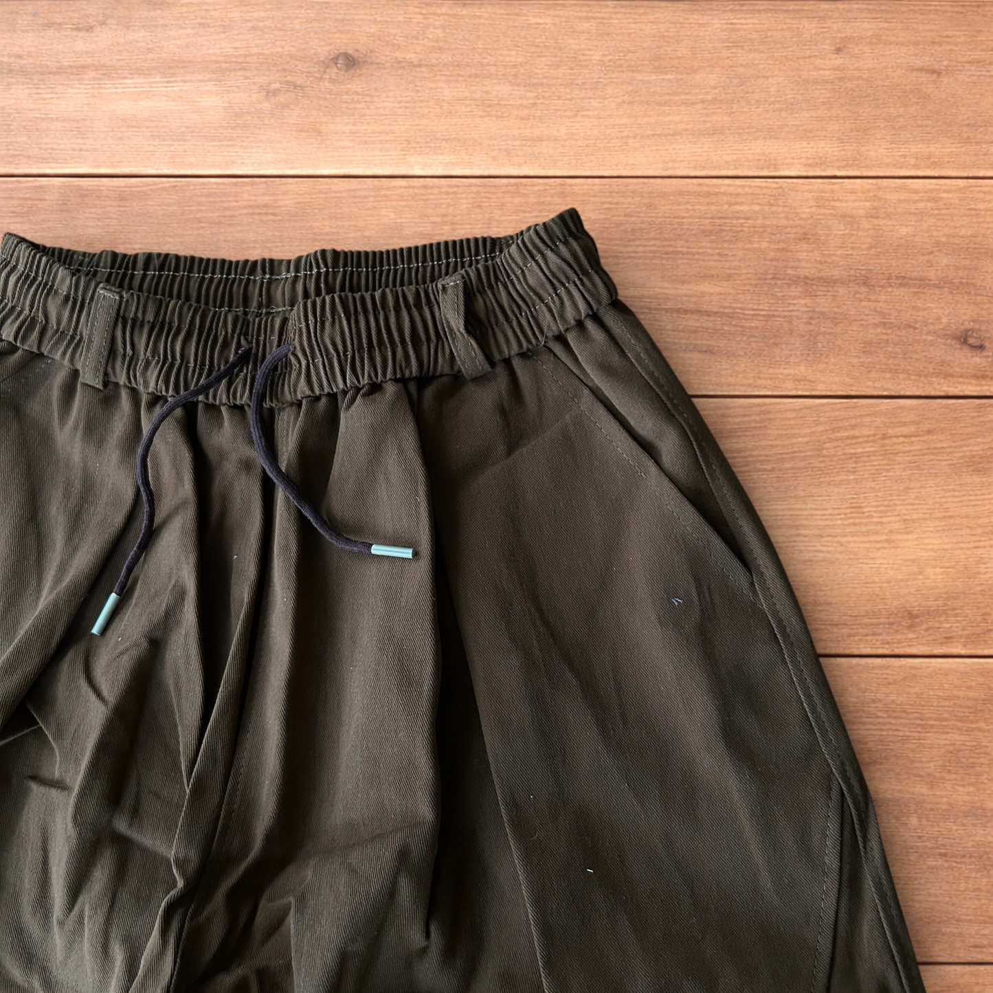Incredible super baggy wide leg cargo trousers in brown.