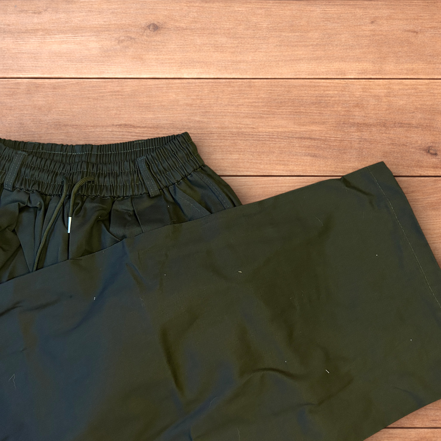 Incredible super baggy wide leg cargo trousers in khaki green.
