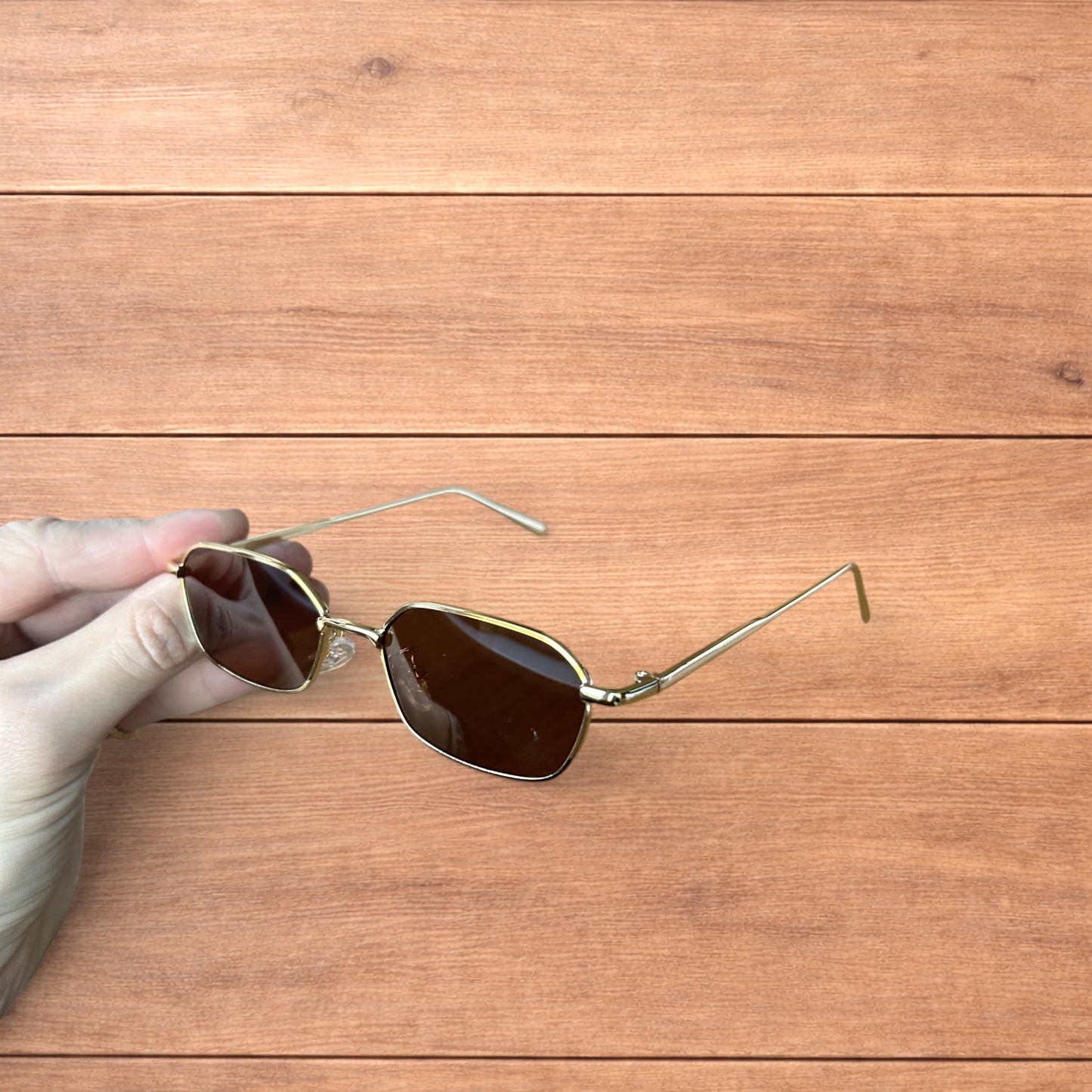 Lovely metal frame polarised sunglasses in gold with brown lense.