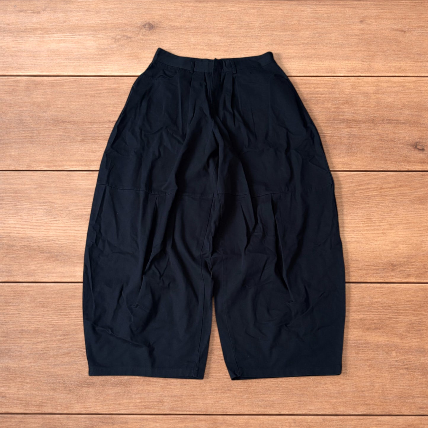 Military style baggy balloon fit flight pants in black.