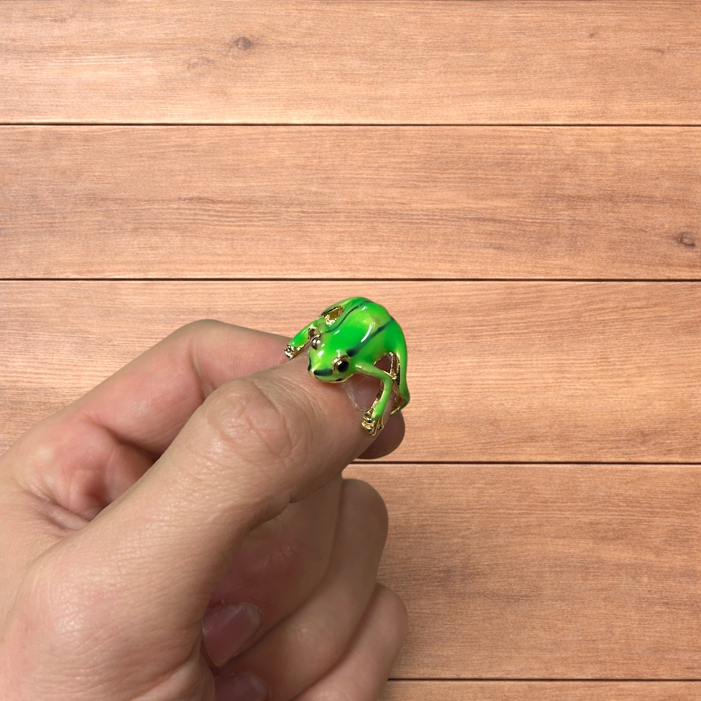 Novelty fun Frog adjustable ring in green/silver.