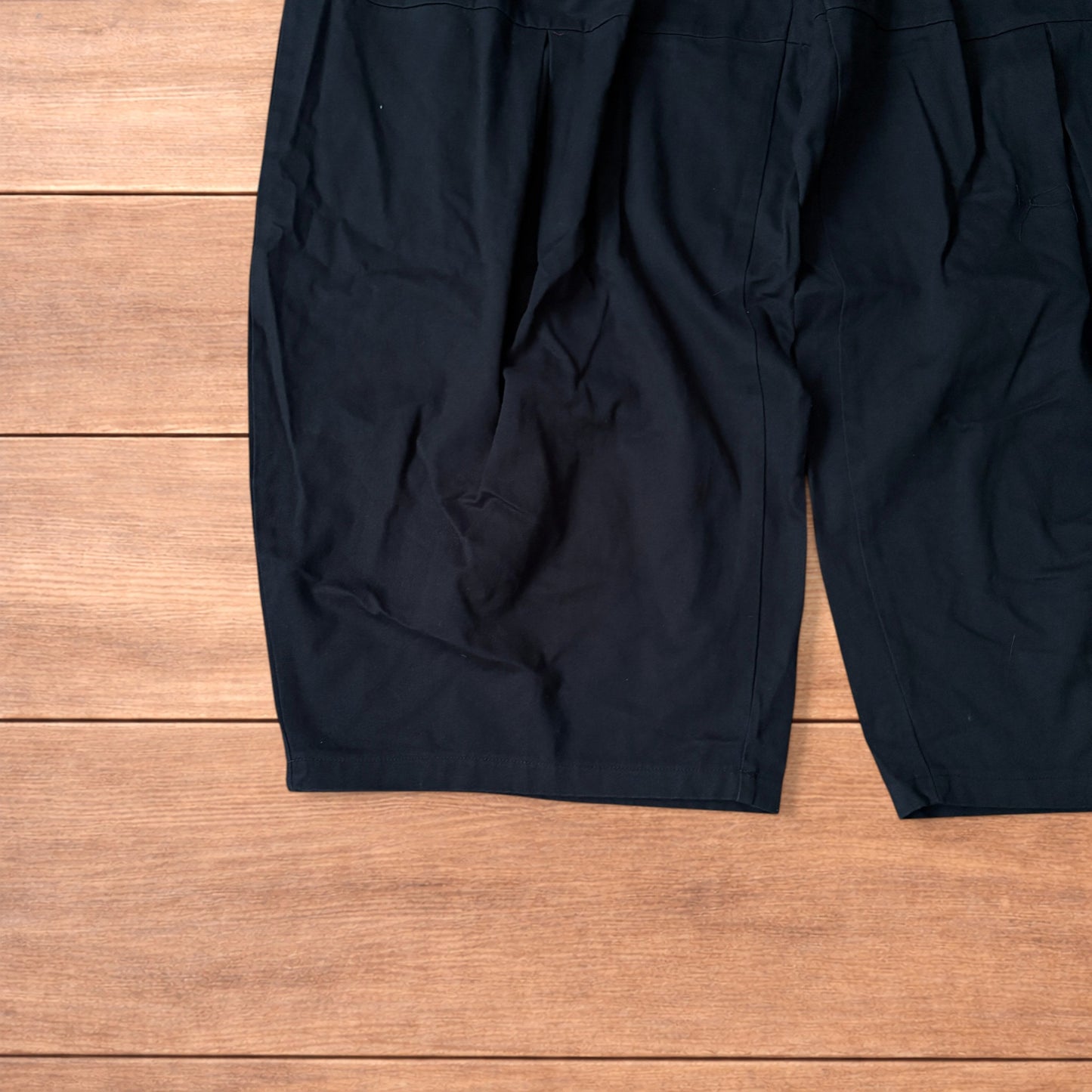 Military style baggy balloon fit flight pants in black.