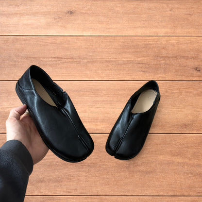 Vintage style faux leather tabi split toe shoes in black.