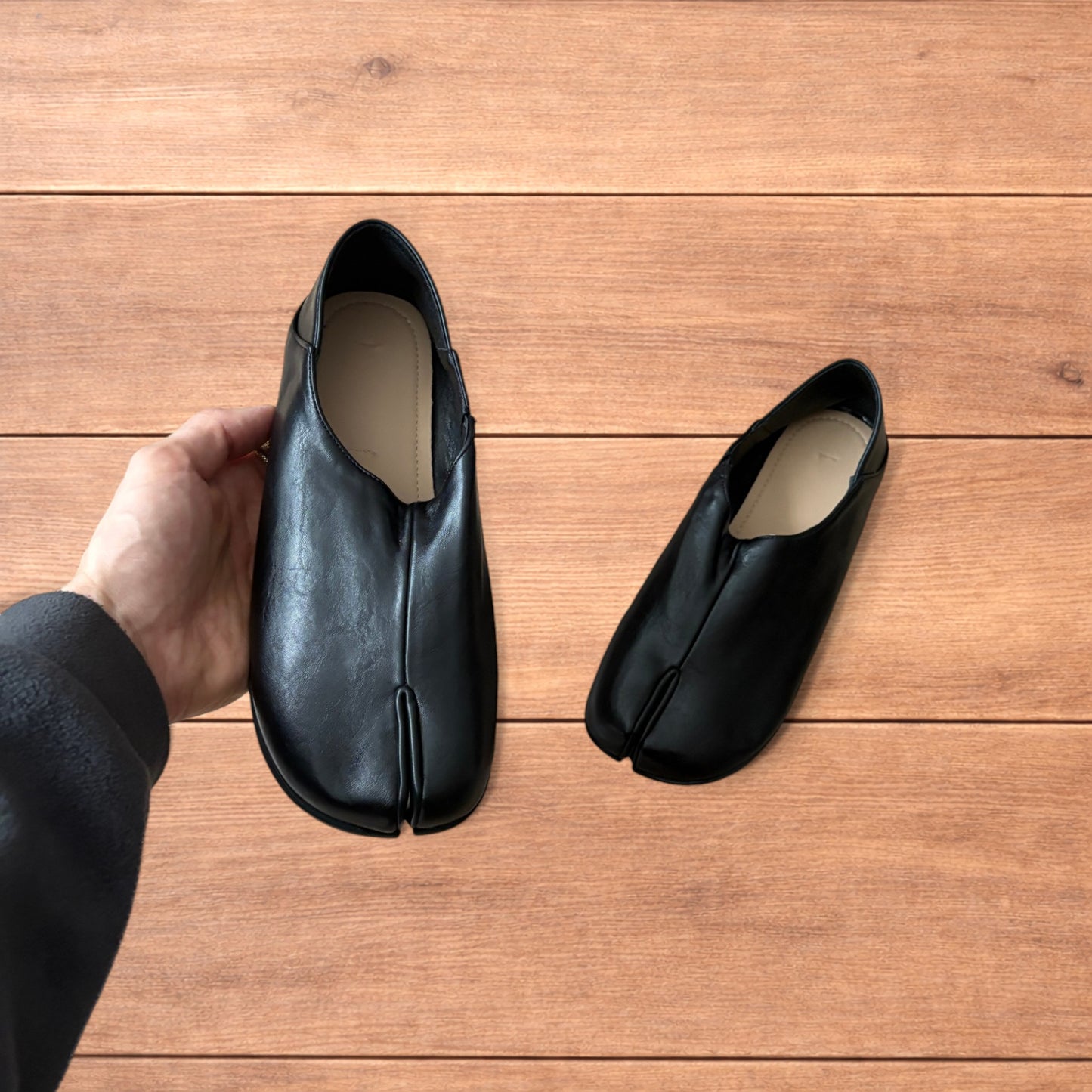 Vintage style faux leather tabi split toe shoes in black.