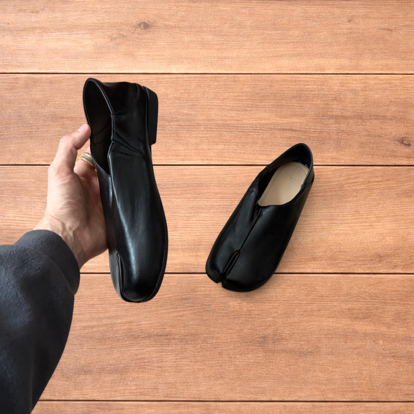 Vintage style faux leather tabi split toe shoes in black.