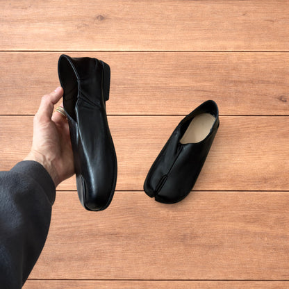 Vintage style faux leather tabi split toe shoes in black.