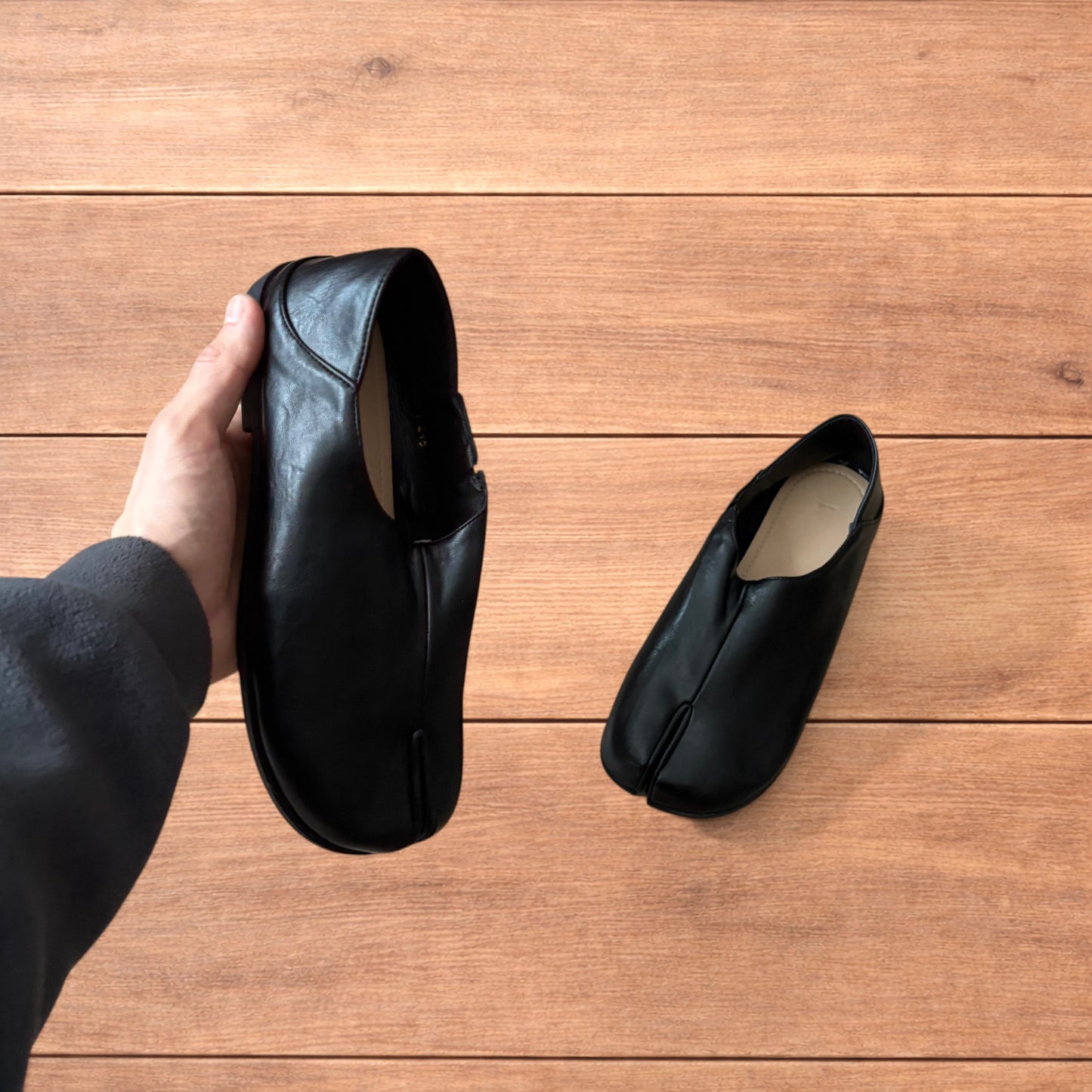 Vintage style faux leather tabi split toe shoes in black.