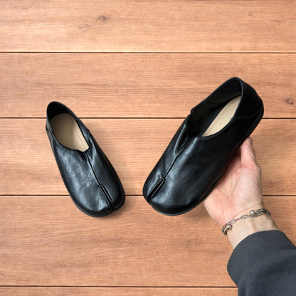 Vintage style faux leather tabi split toe shoes in black.
