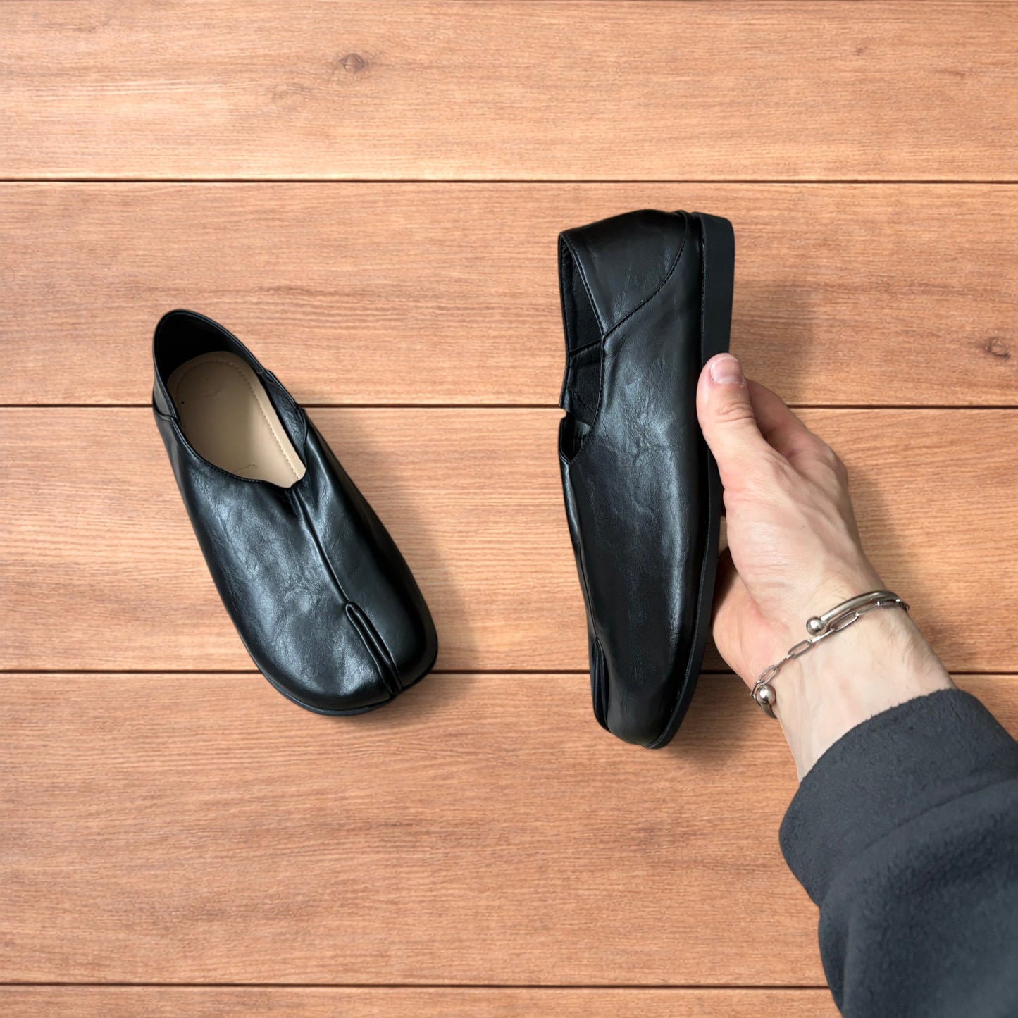 Vintage style faux leather tabi split toe shoes in black.