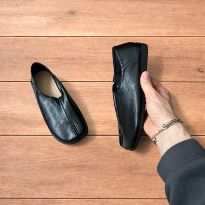 Vintage style faux leather tabi split toe shoes in black.