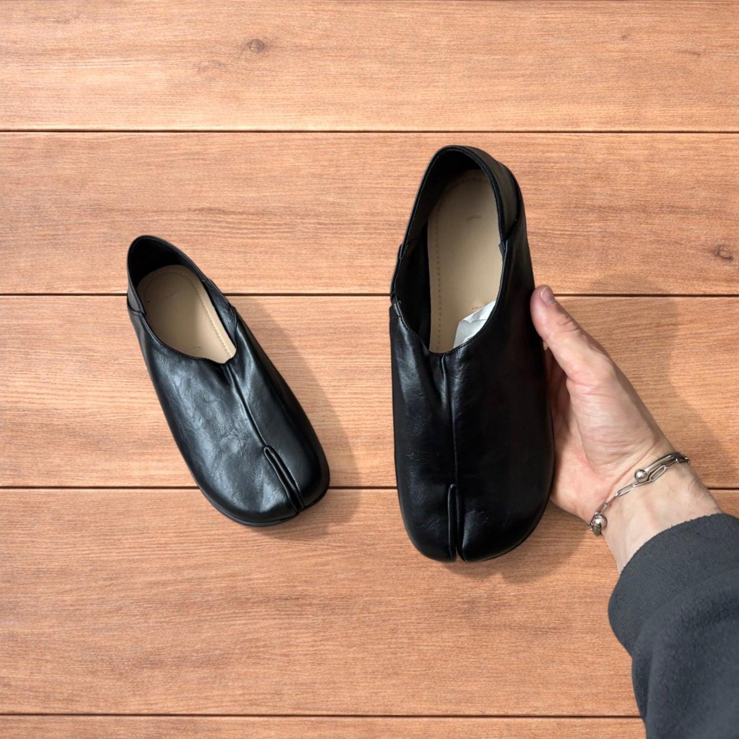 Vintage style faux leather tabi split toe shoes in black.