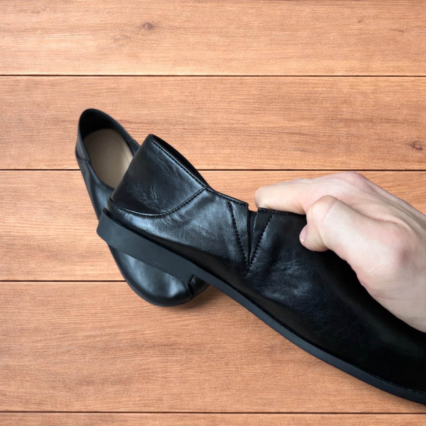 Vintage style faux leather tabi split toe shoes in black.