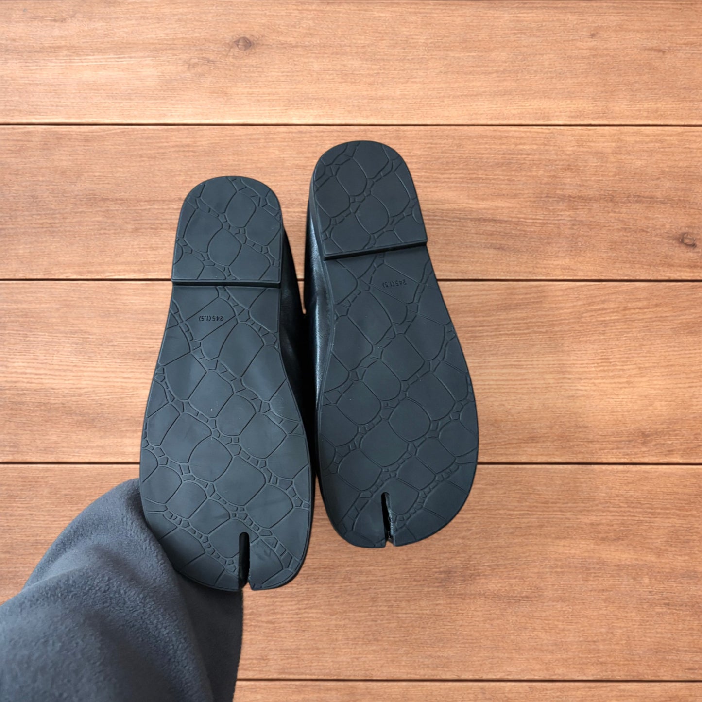 Vintage style faux leather tabi split toe shoes in black.