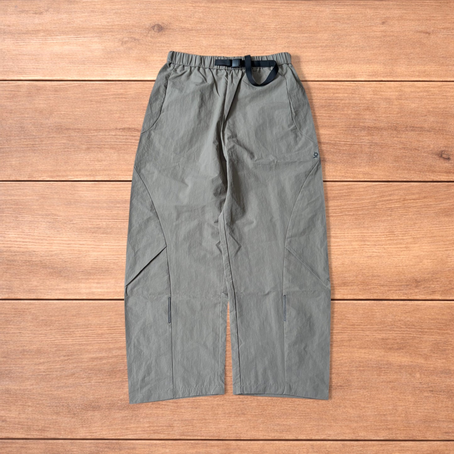 Baggy gorpcore tech hiking pants in khaki green.