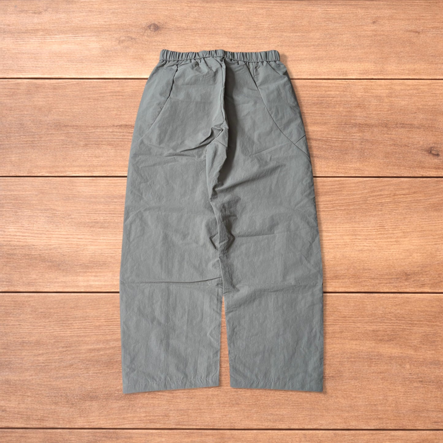 Baggy gorpcore tech hiking pants in khaki green.