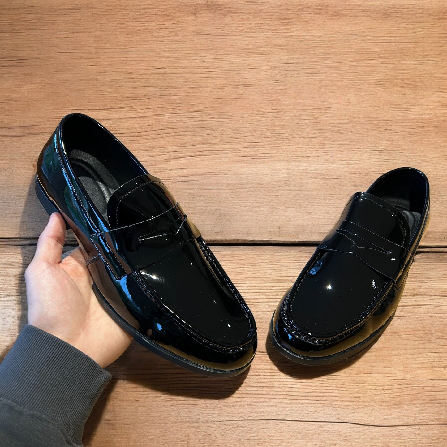 Lovely classic style penny dress loafers shoes in black.
