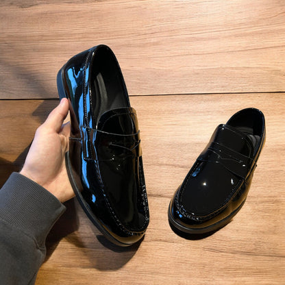 Lovely classic style penny dress loafers shoes in black.
