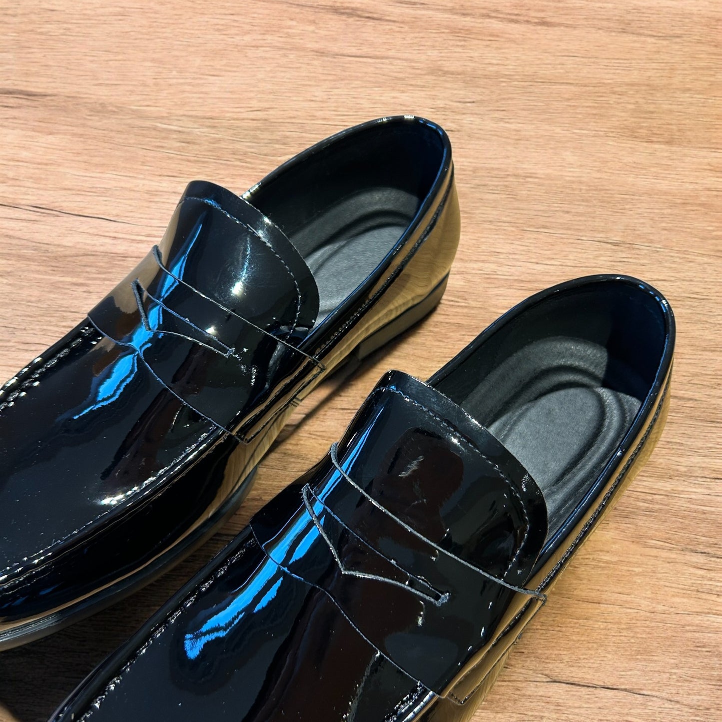 Lovely classic style penny dress loafers shoes in black.