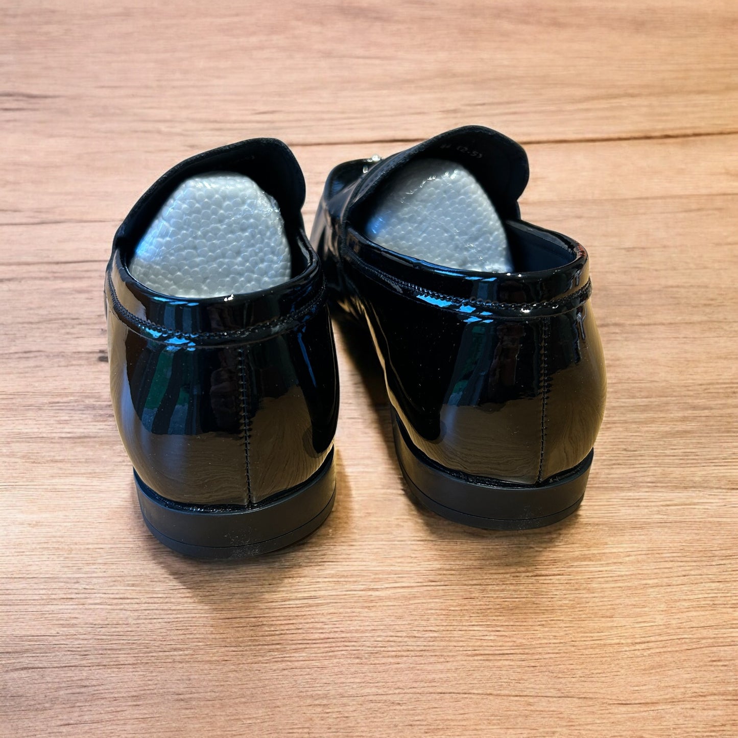Lovely classic style penny dress loafers shoes in black.