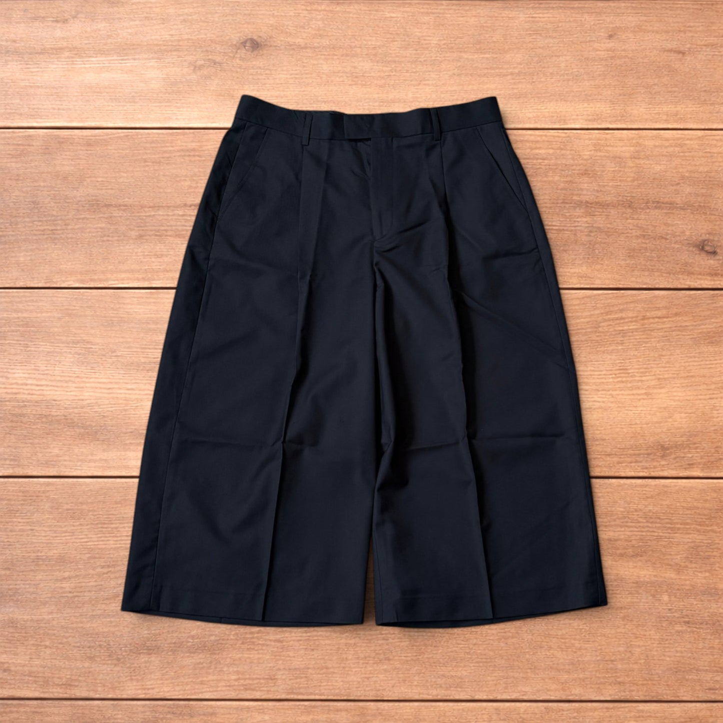 Vintage style baggy wide leg long tailored shorts in black.