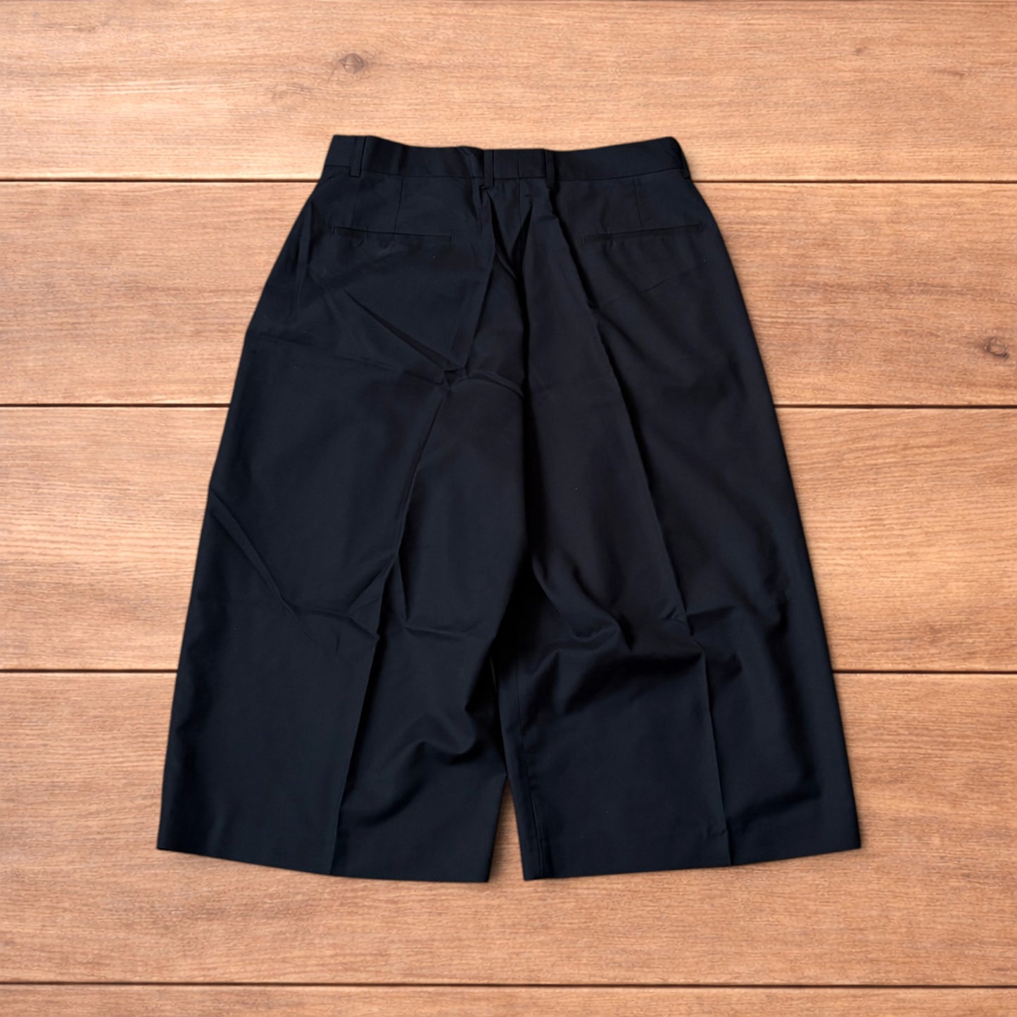 Vintage style baggy wide leg long tailored shorts in black.