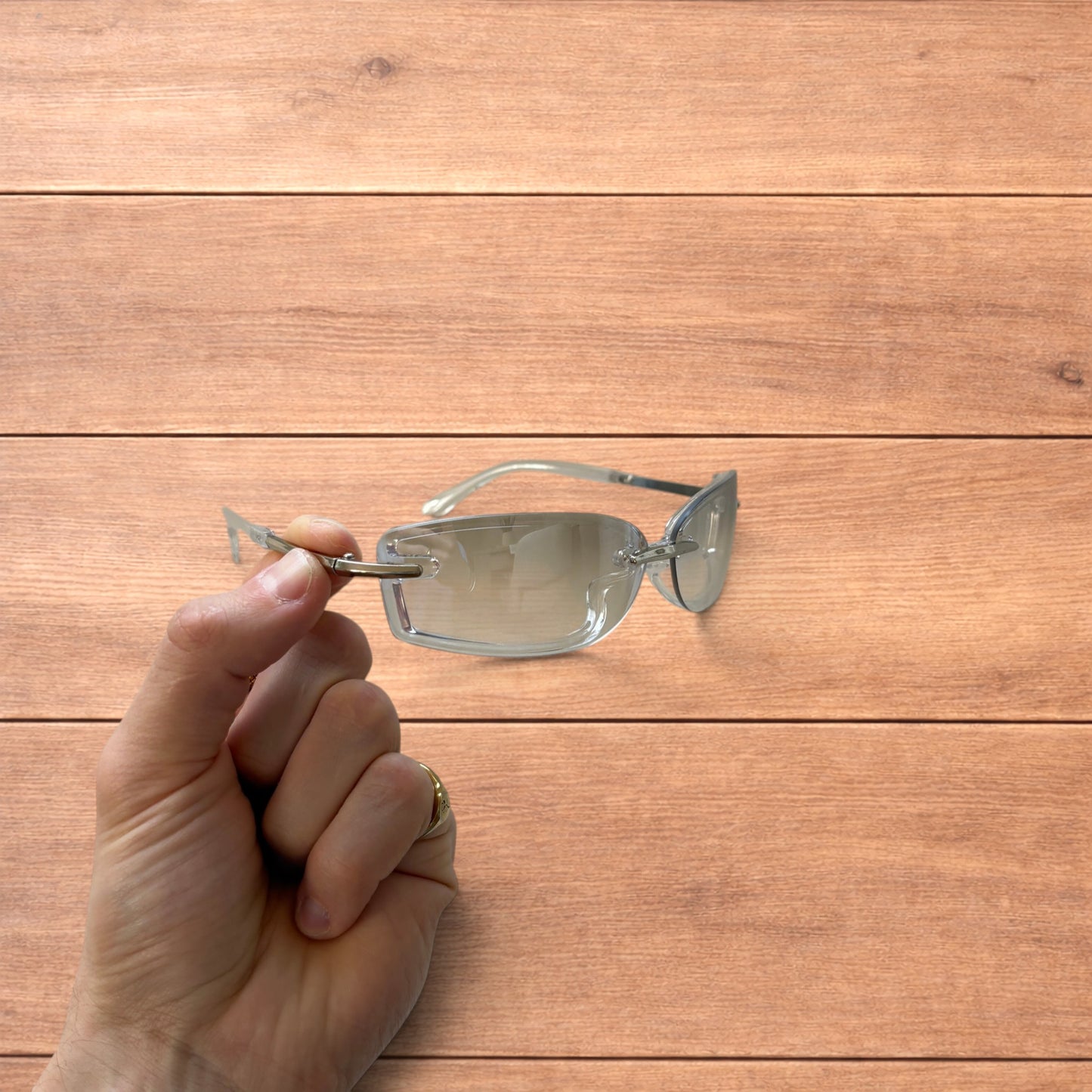Lovely rimless rectangle frame sunglasses in clear and silver.