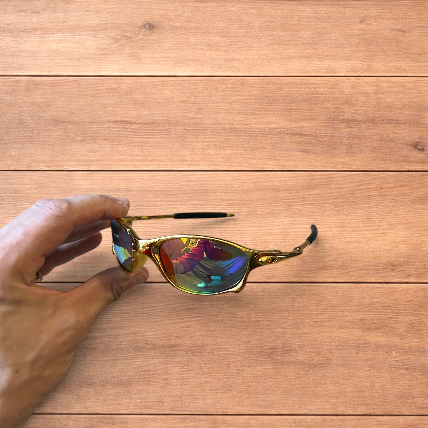 Insane metal frame sunglasses in gold with multicolour rainbow lense.