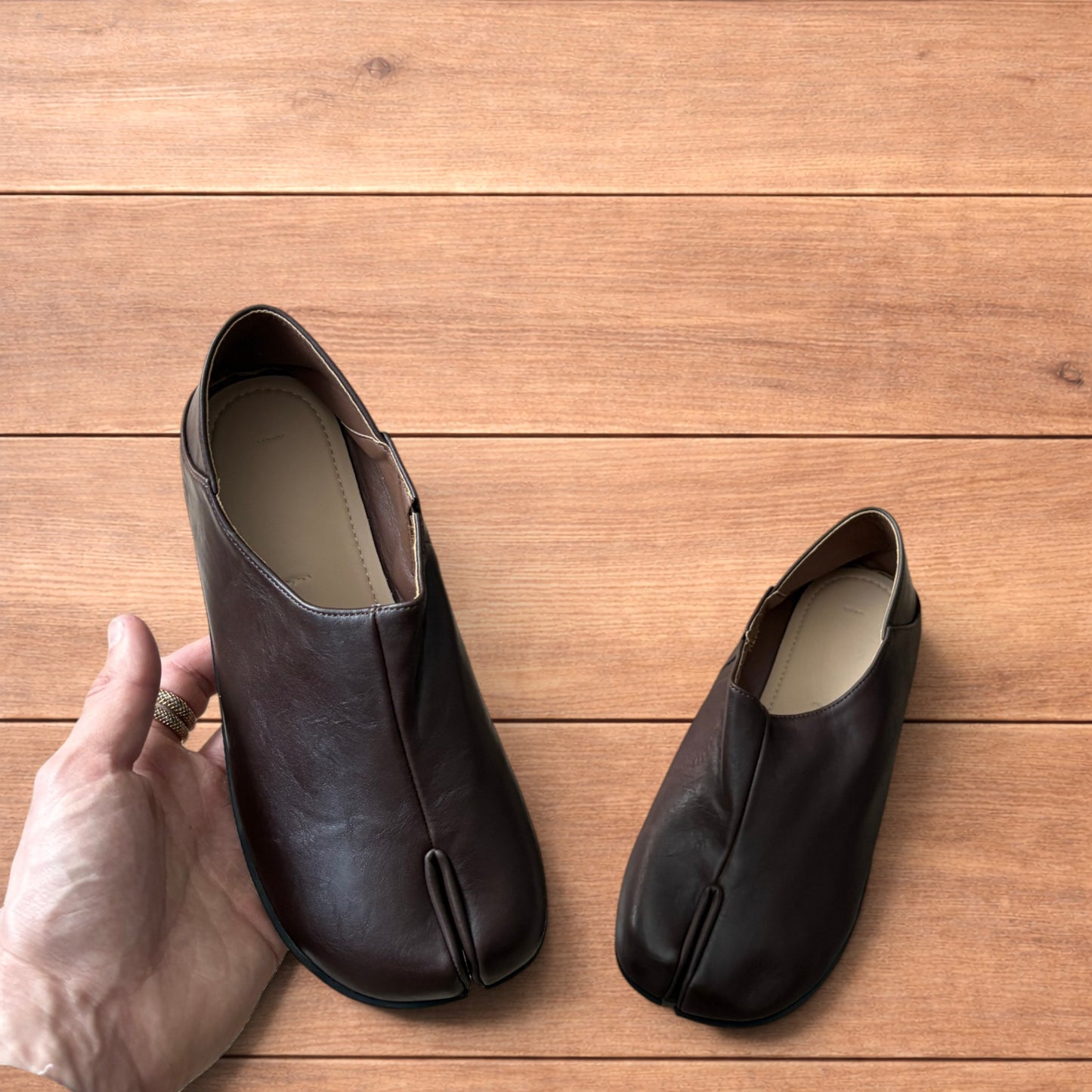 Vintage style faux leather tabi split toe shoes in brown.