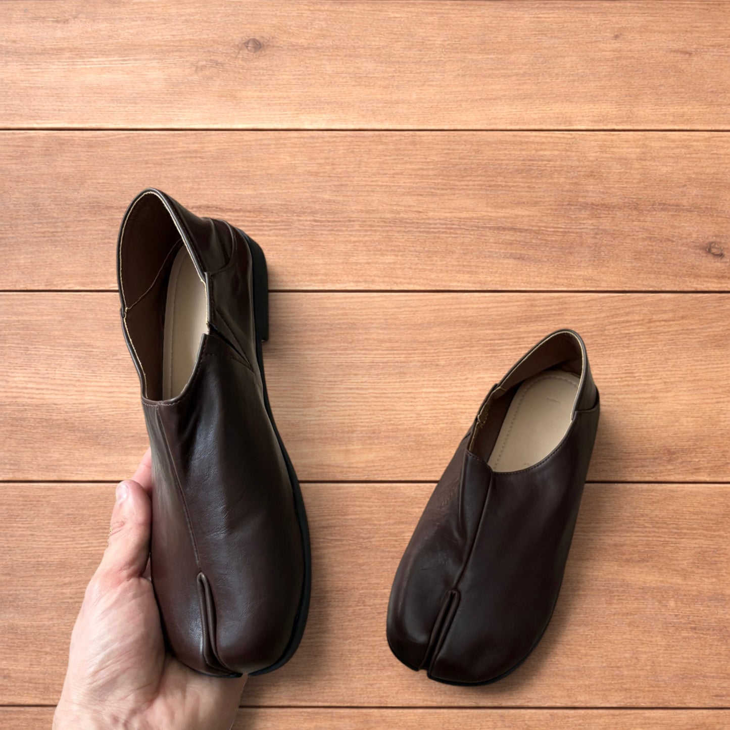 Vintage style faux leather tabi split toe shoes in brown.