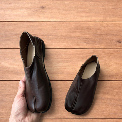 Vintage style faux leather tabi split toe shoes in brown.