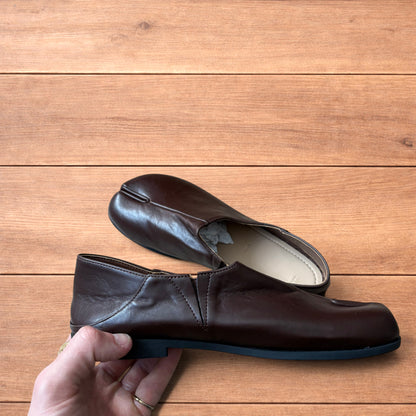 Vintage style faux leather tabi split toe shoes in brown.