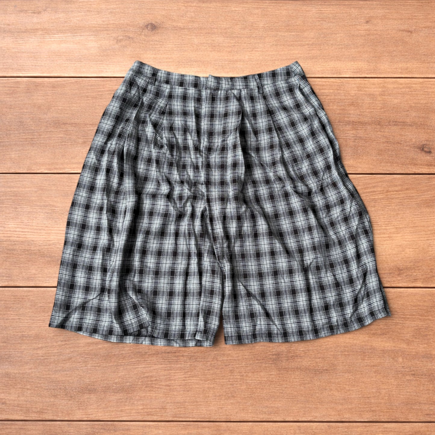 Super baggy checkered lightweight shorts in black/beige.