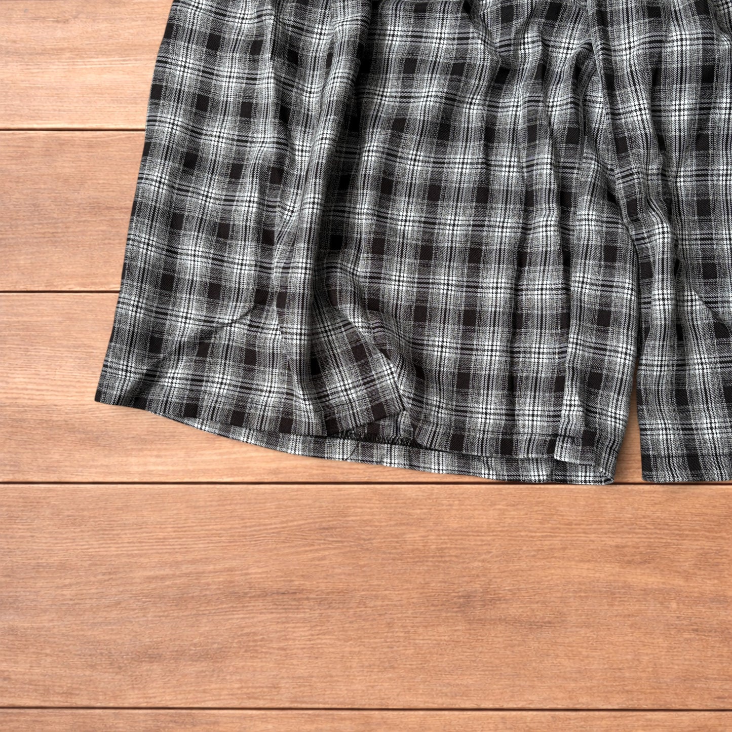 Super baggy checkered lightweight shorts in black/beige.