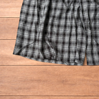 Super baggy checkered lightweight shorts in black/beige.