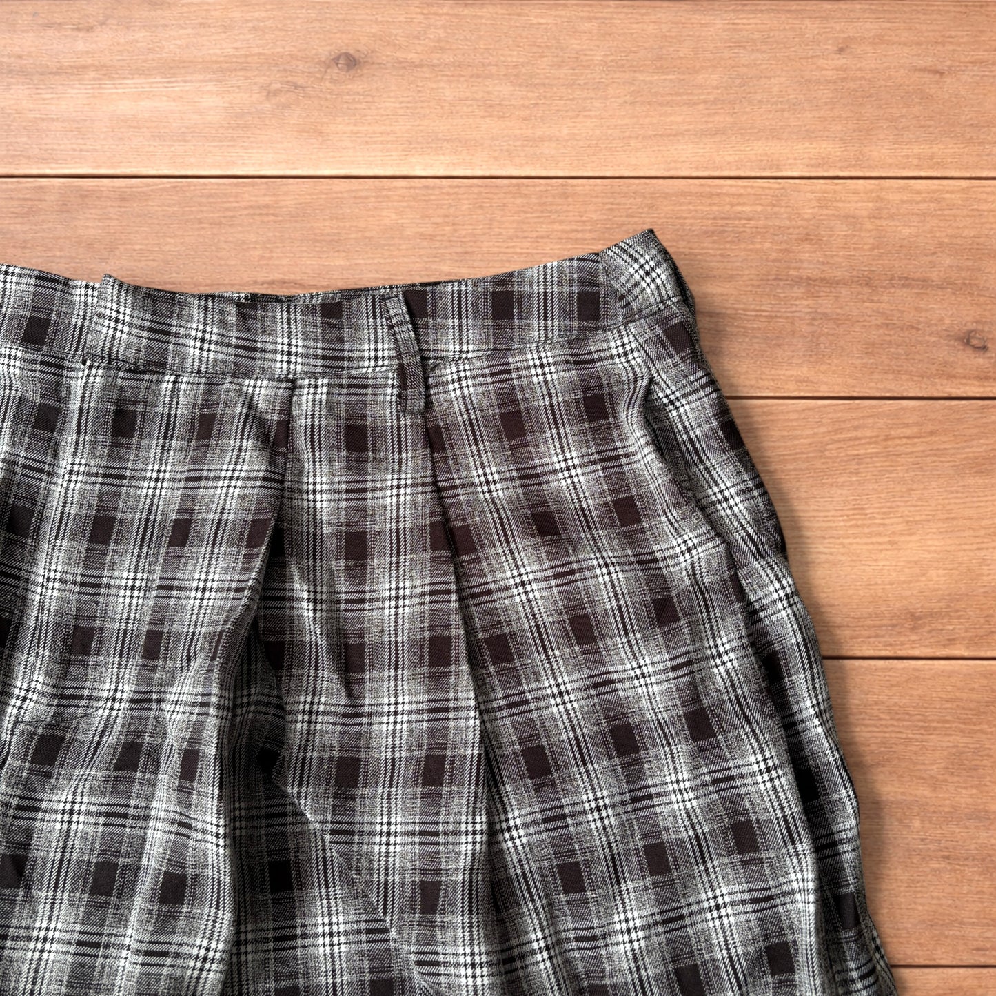 Super baggy checkered lightweight shorts in black/beige.