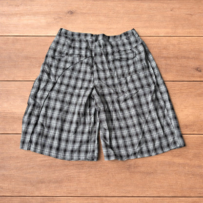 Super baggy checkered lightweight shorts in black/beige.