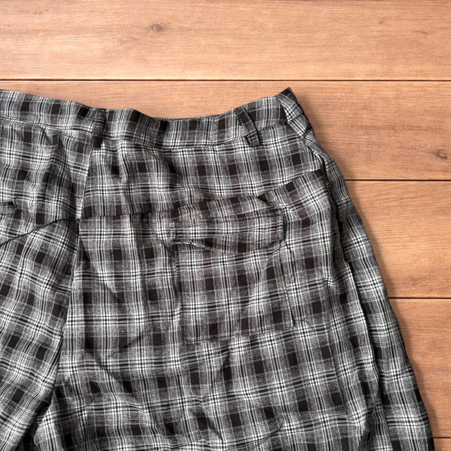 Super baggy checkered lightweight shorts in black/beige.