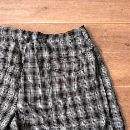 Super baggy checkered lightweight shorts in black/beige.