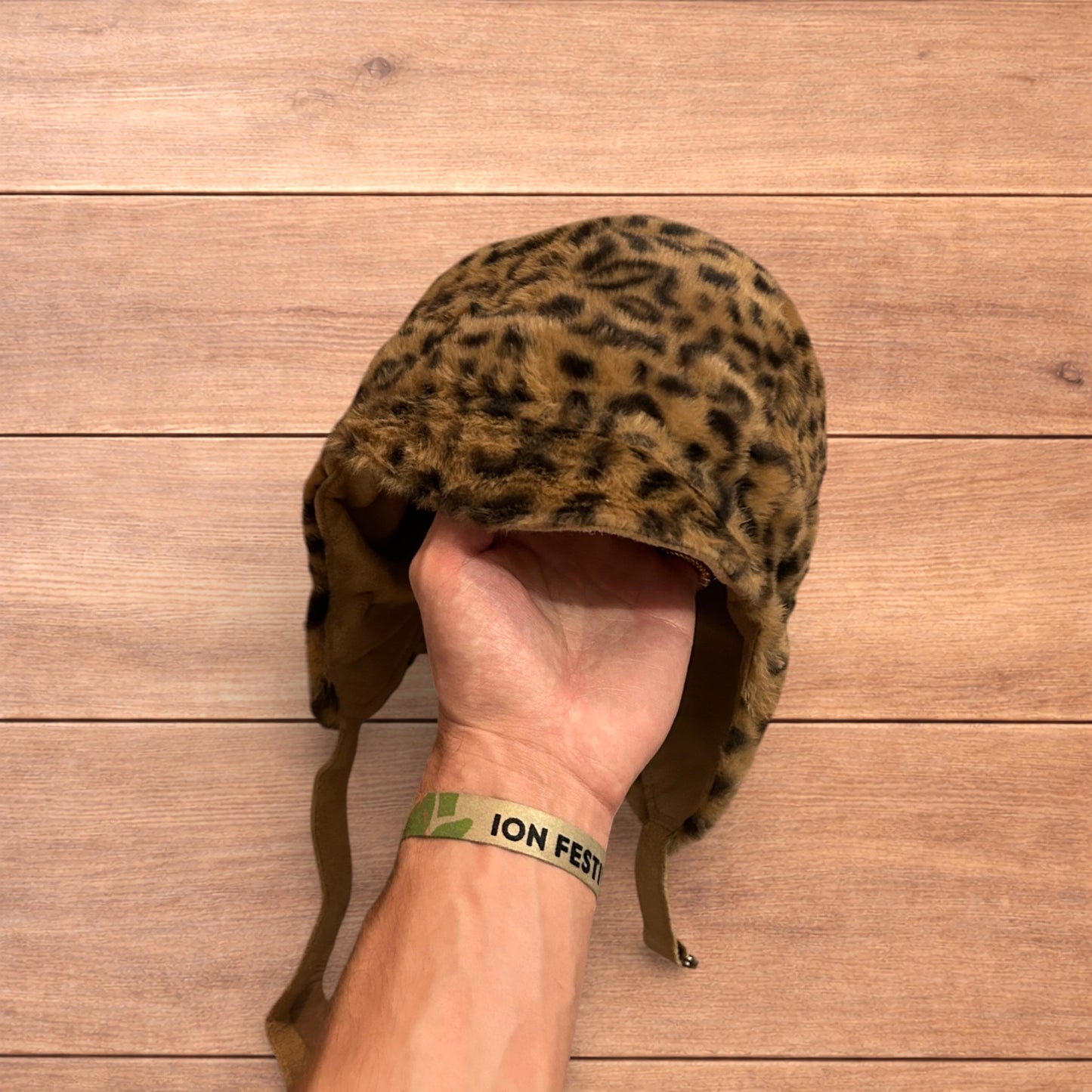 Lovely reversible trapper Russian ear flap hat in leopard & beige colour way.