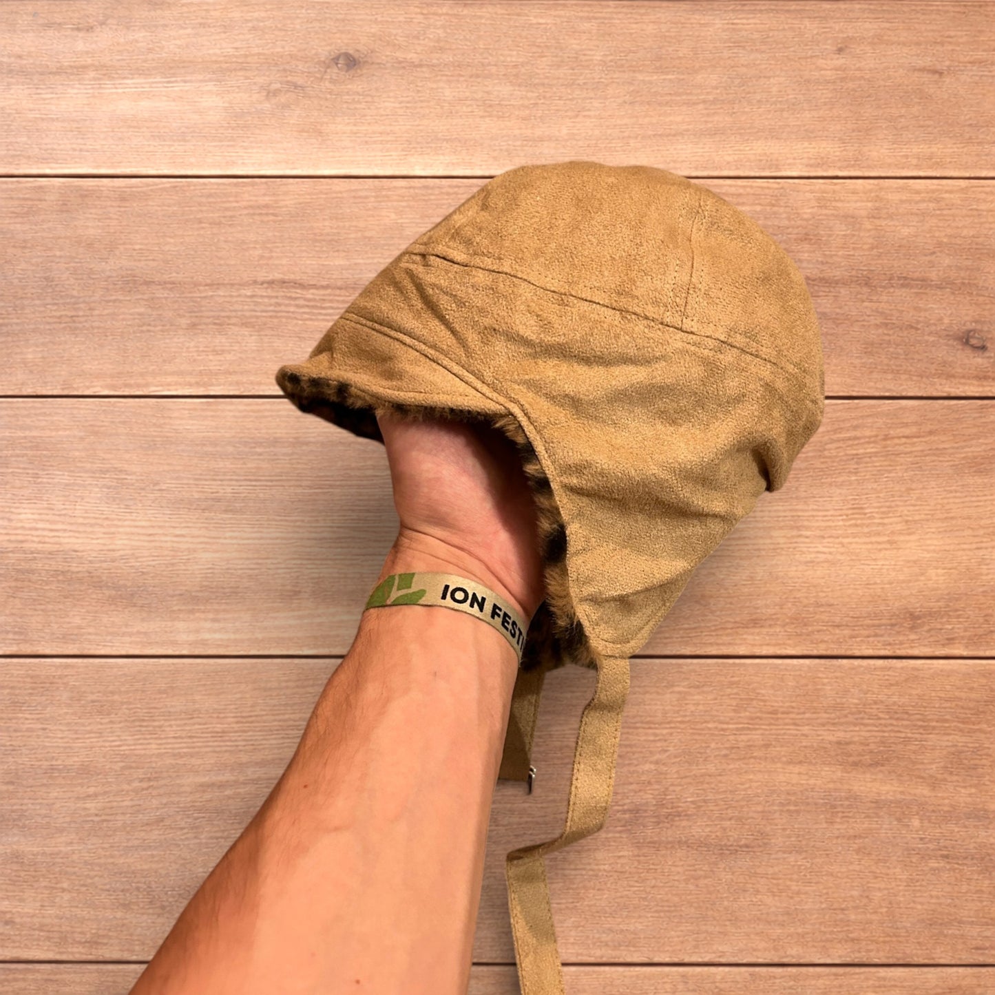 Lovely reversible trapper Russian ear flap hat in leopard & beige colour way.