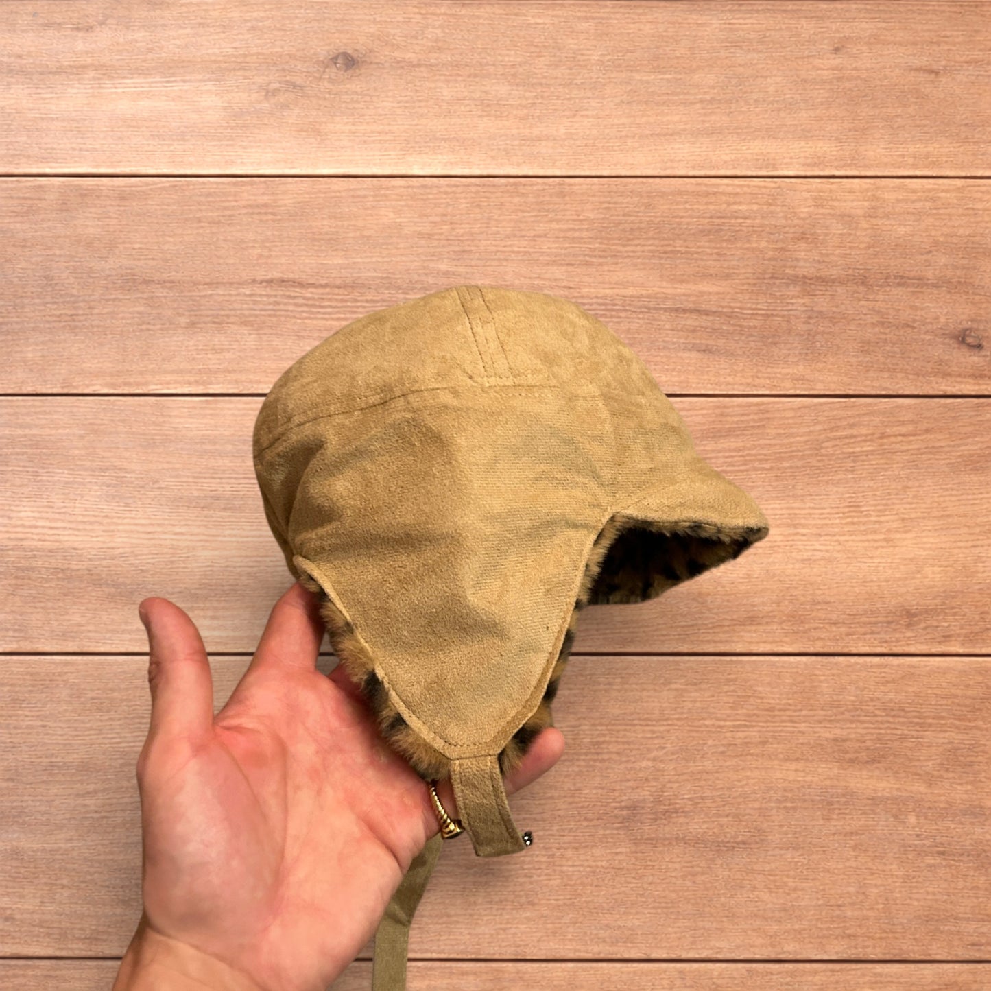 Lovely reversible trapper Russian ear flap hat in leopard & beige colour way.