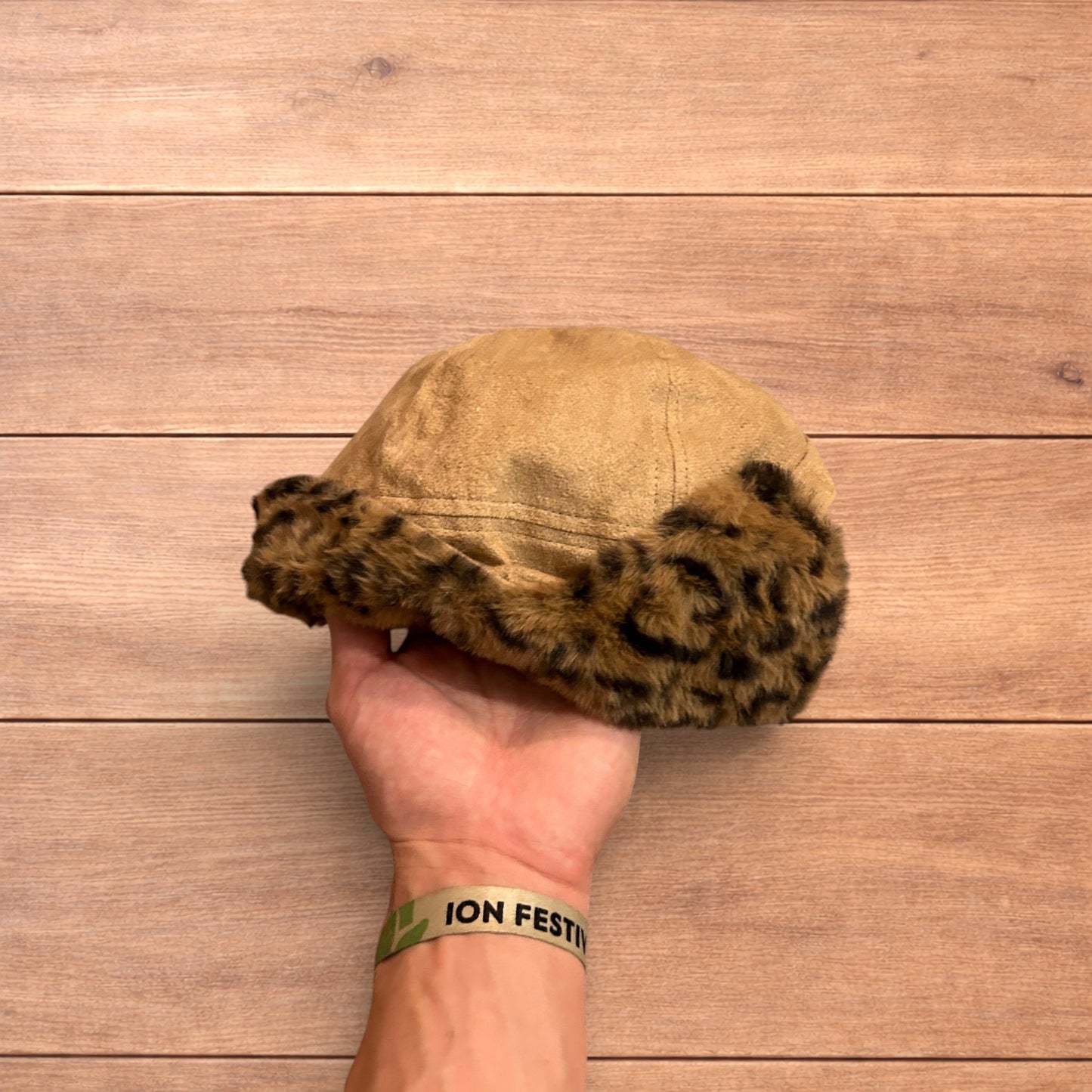 Lovely reversible trapper Russian ear flap hat in leopard & beige colour way.