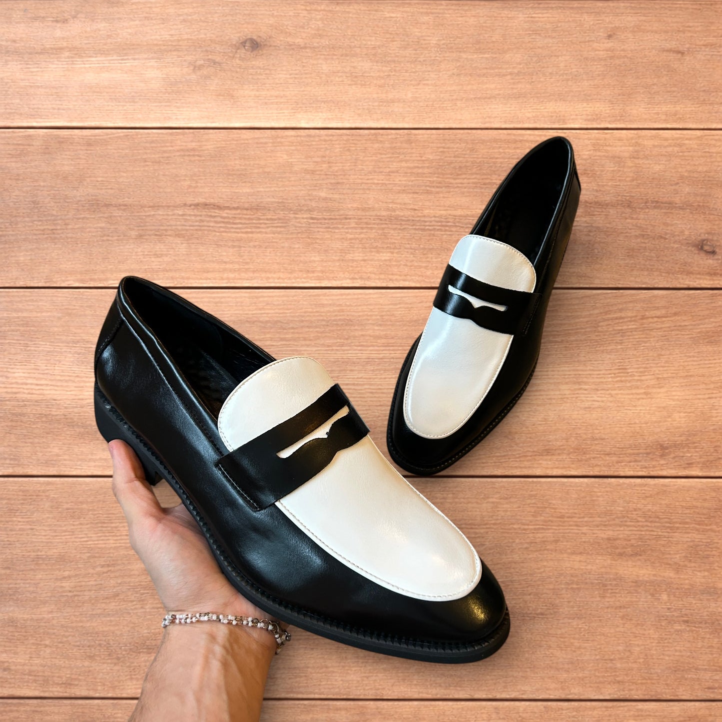 Lovely classic style penny loafers shoes in black and white design.