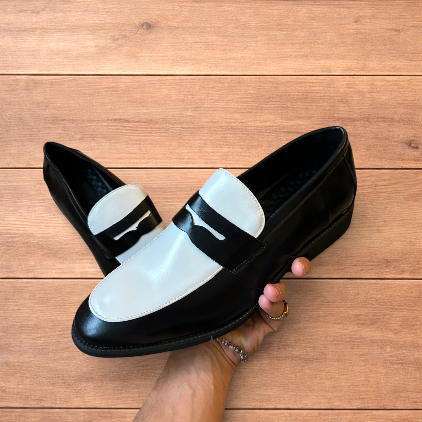 Lovely classic style penny loafers shoes in black and white design.
