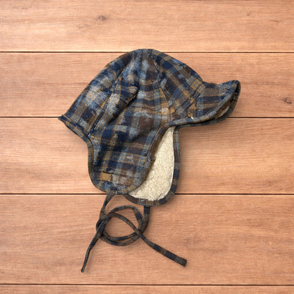 Vintage style trapper fluffy ear flap checkered hat cap in navy/brown.