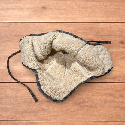 Vintage style trapper fluffy ear flap checkered hat cap in navy/brown.