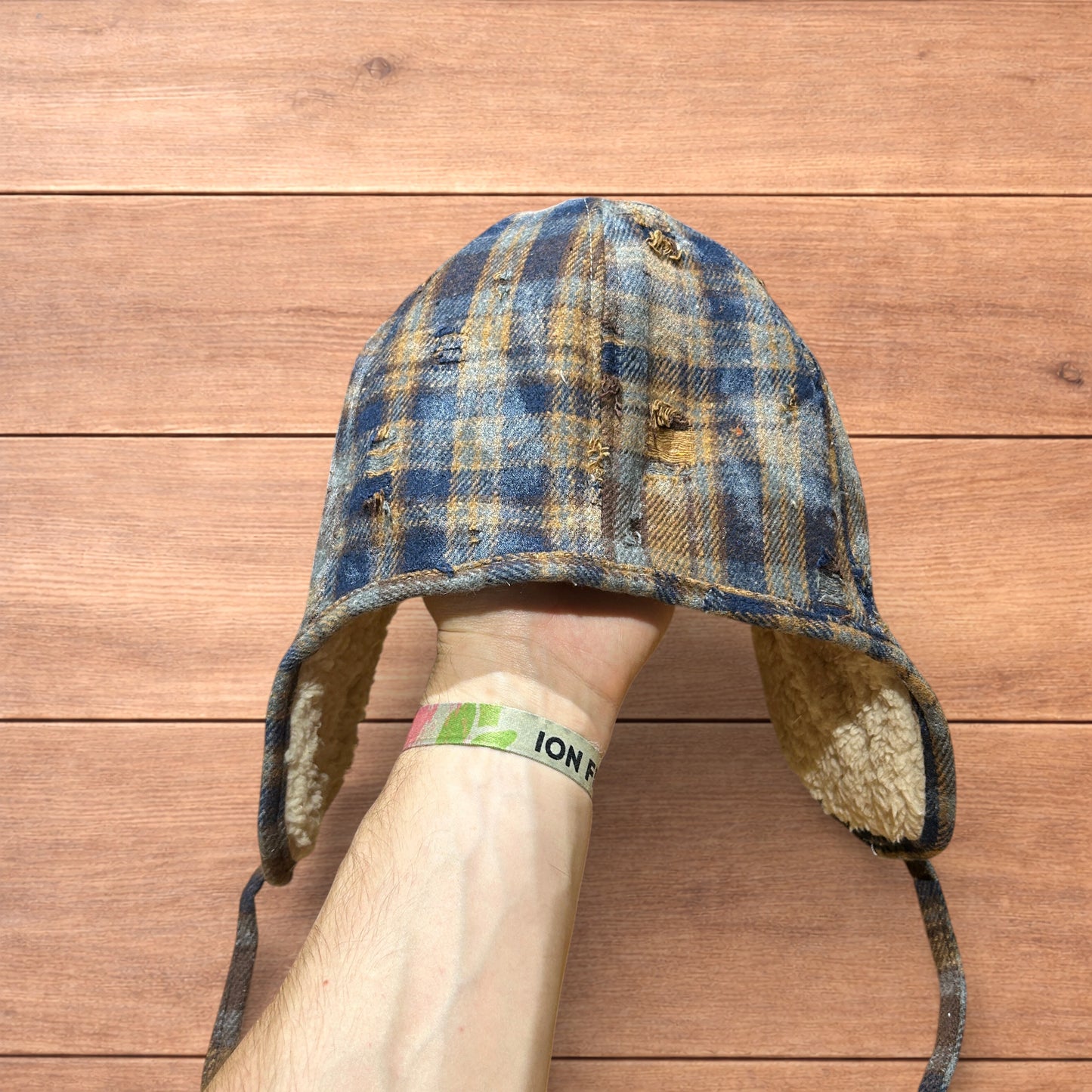 Vintage style trapper fluffy ear flap checkered hat cap in navy/brown.