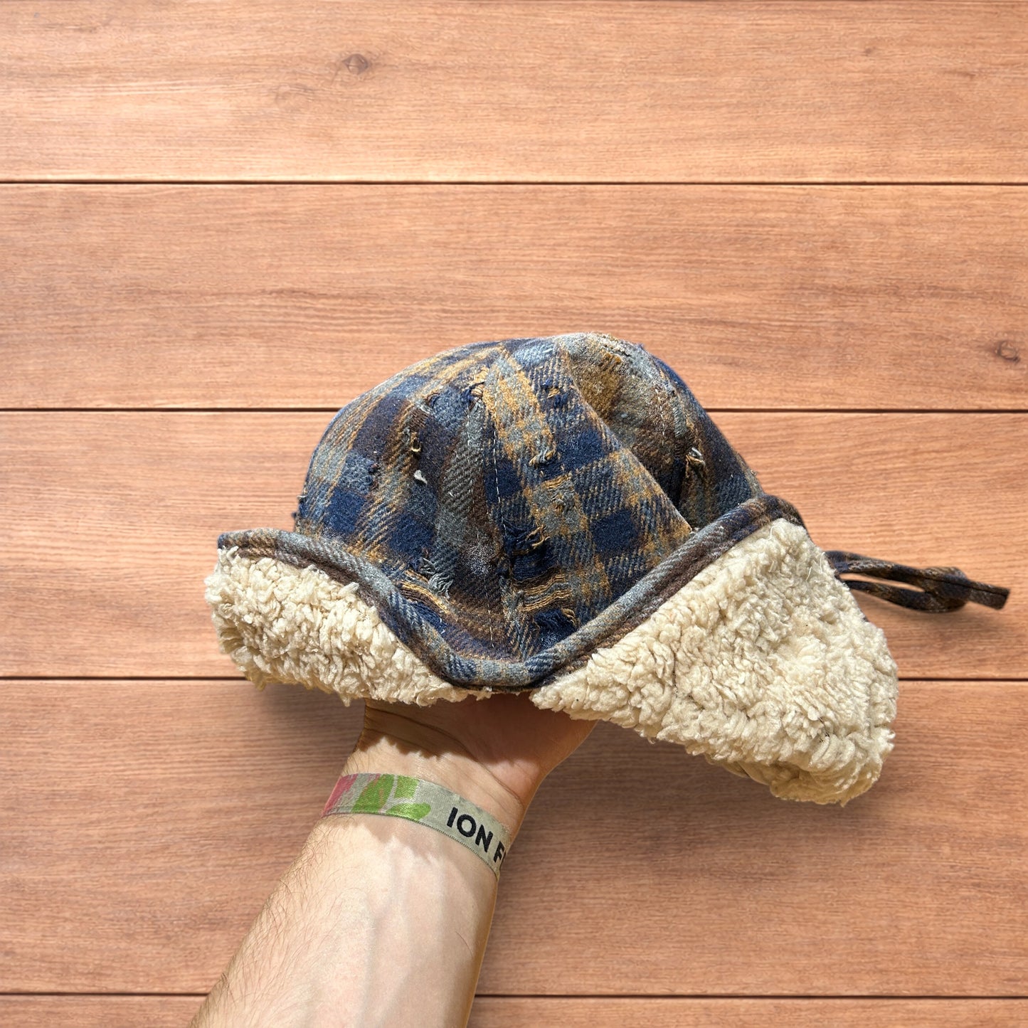 Vintage style trapper fluffy ear flap checkered hat cap in navy/brown.