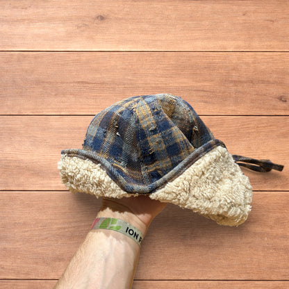 Vintage style trapper fluffy ear flap checkered hat cap in navy/brown.