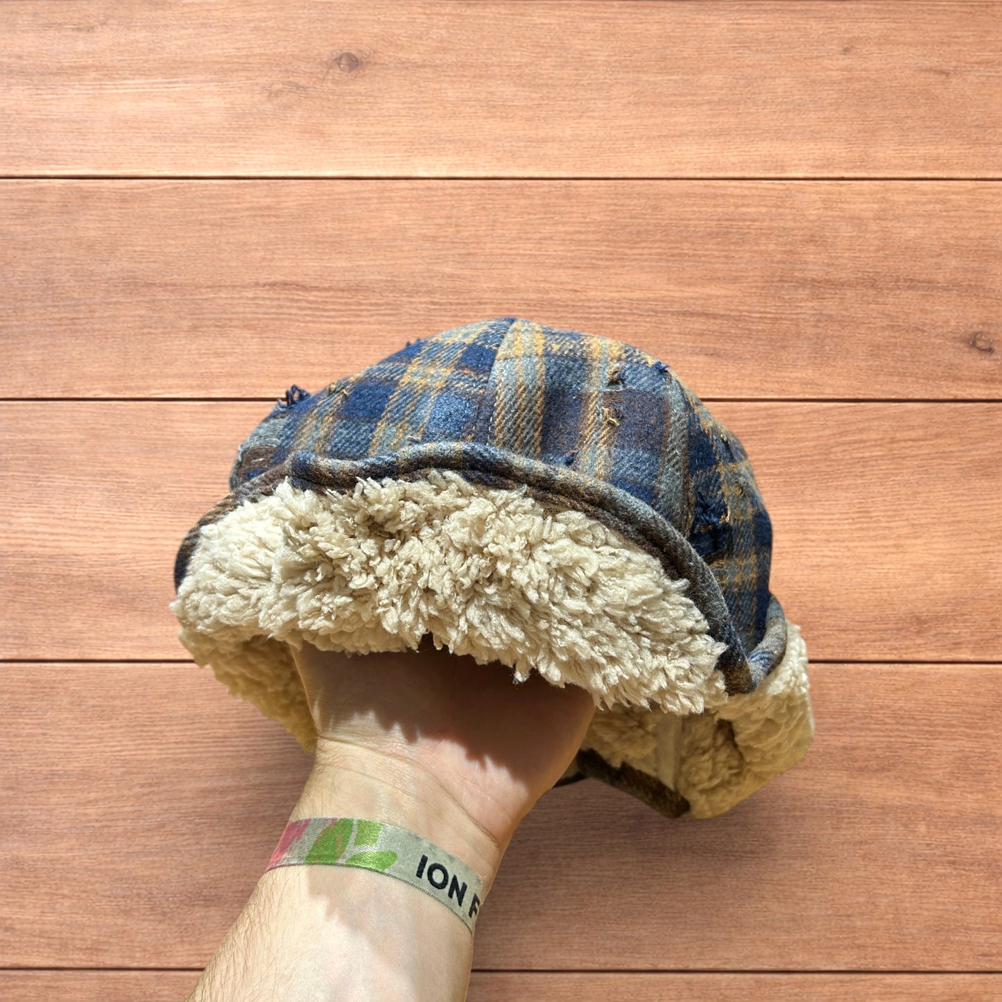 Vintage style trapper fluffy ear flap checkered hat cap in navy/brown.